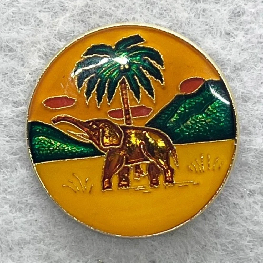 🔮‎ 5/$25 Vintage Gold Coast Elephant Pin